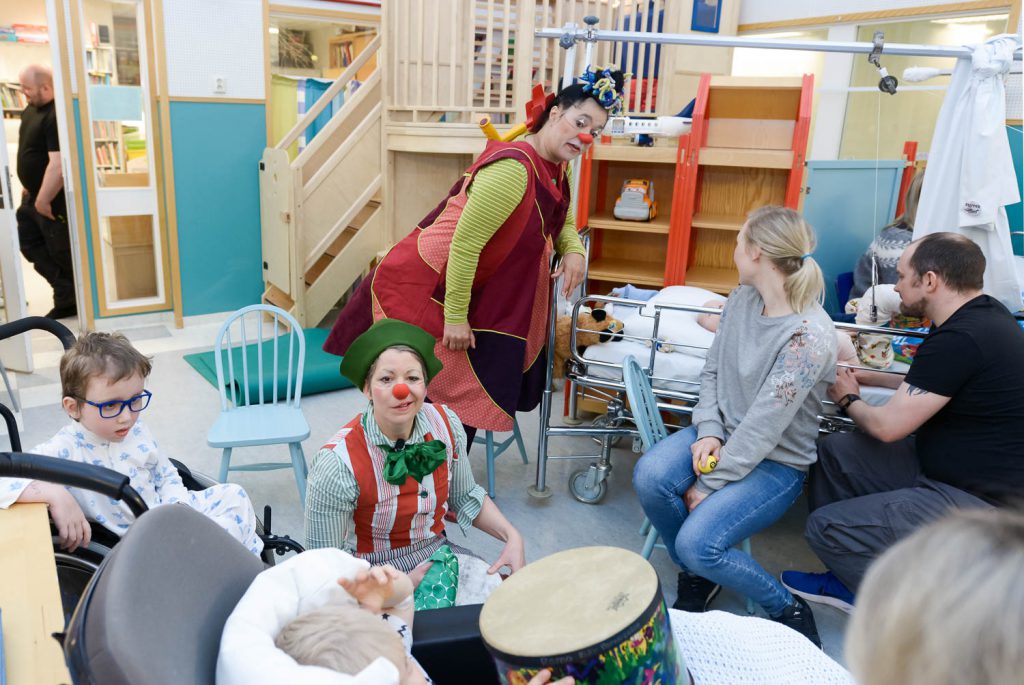 En gruppe mennesker som sitter i stoler