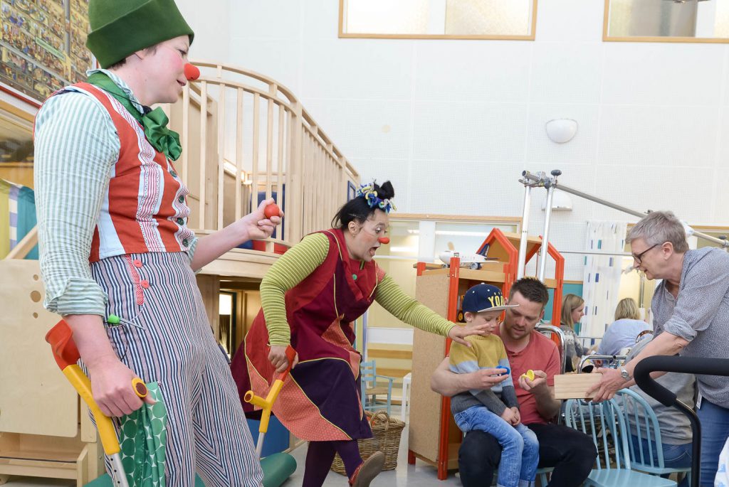 En mann og en kvinne som danser