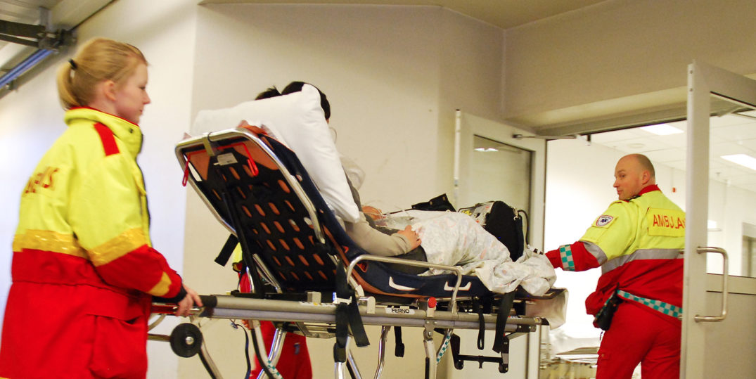 En mann i en sykehusseng