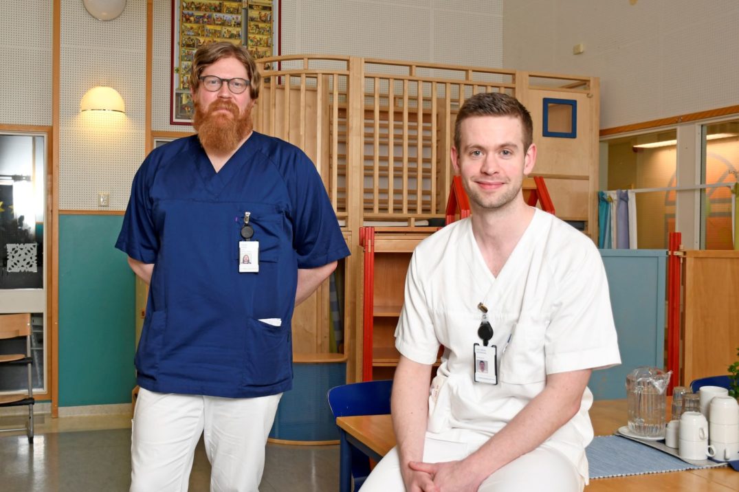 Et par menn som poserer for kameraet