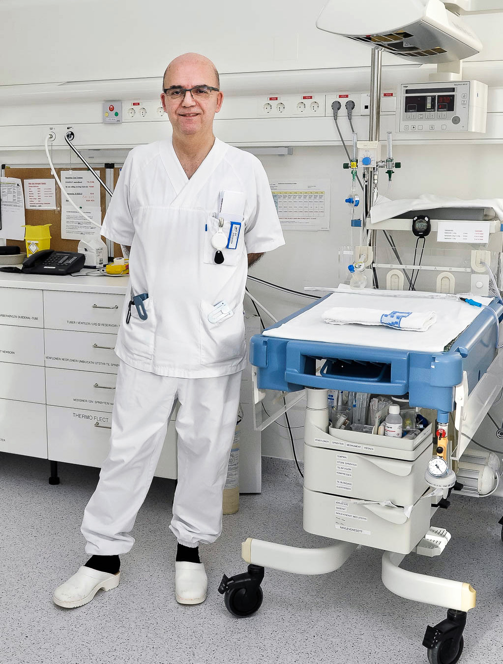 En mann i hvit laboratoriefrakk