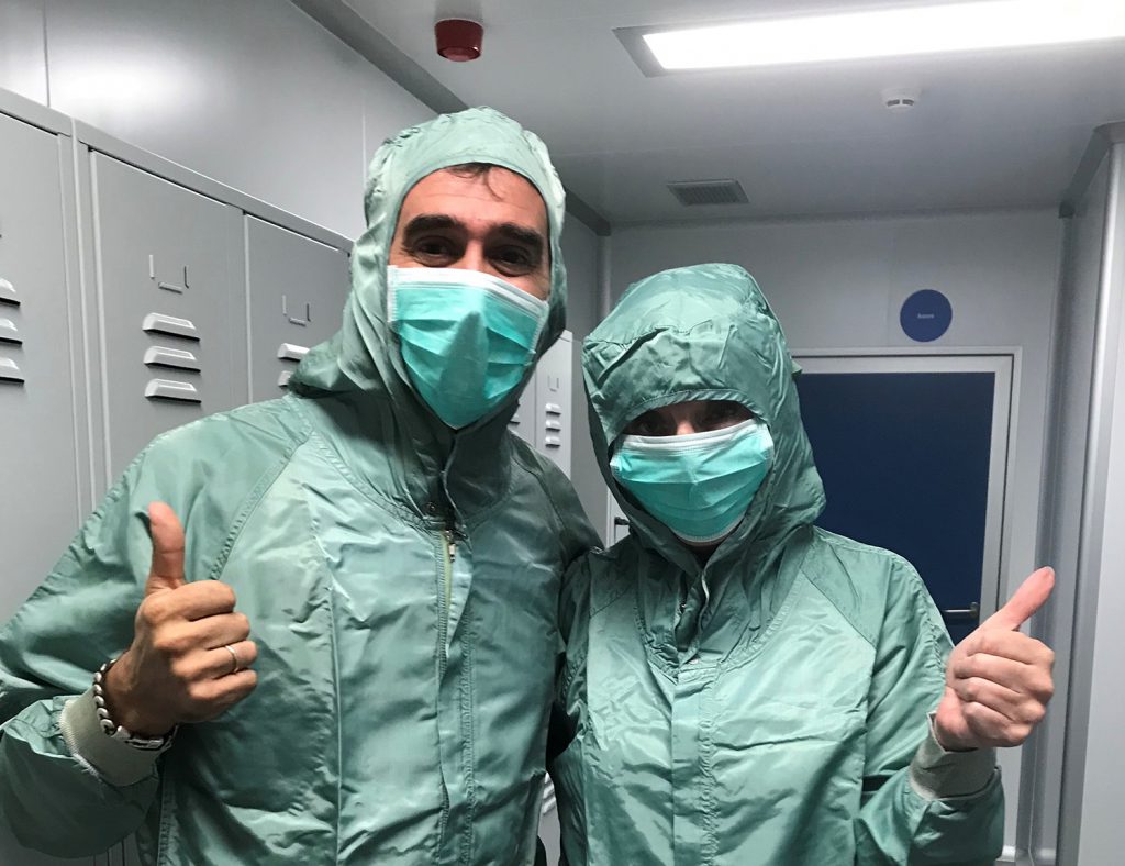 En gruppe mennesker med kirurgiske masker