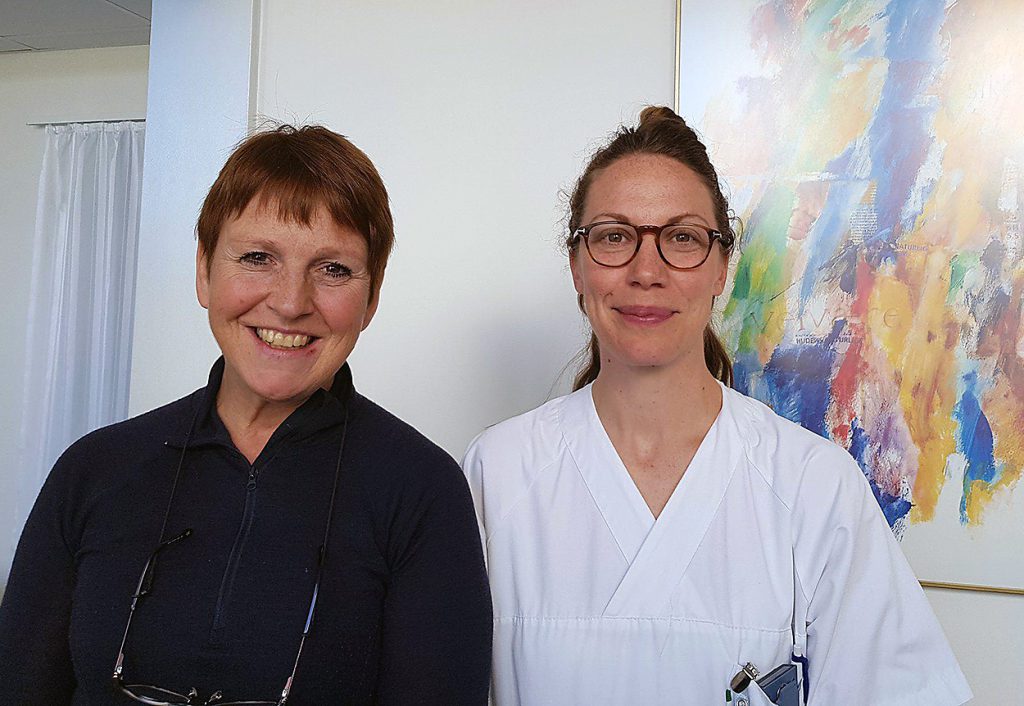 Et par kvinner som smiler