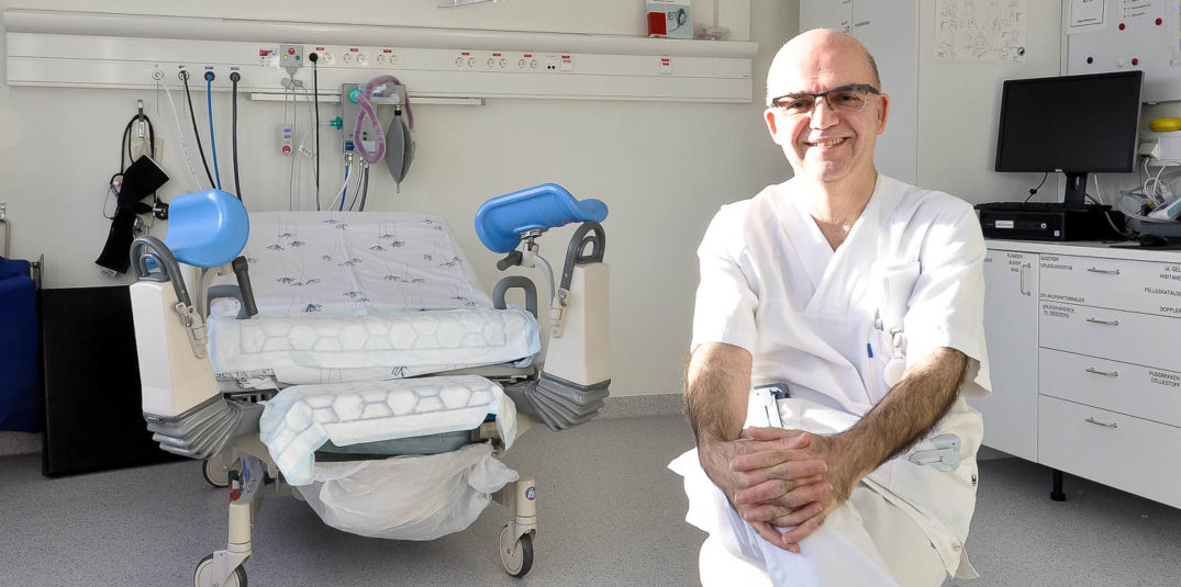 En mann i en sykehusseng