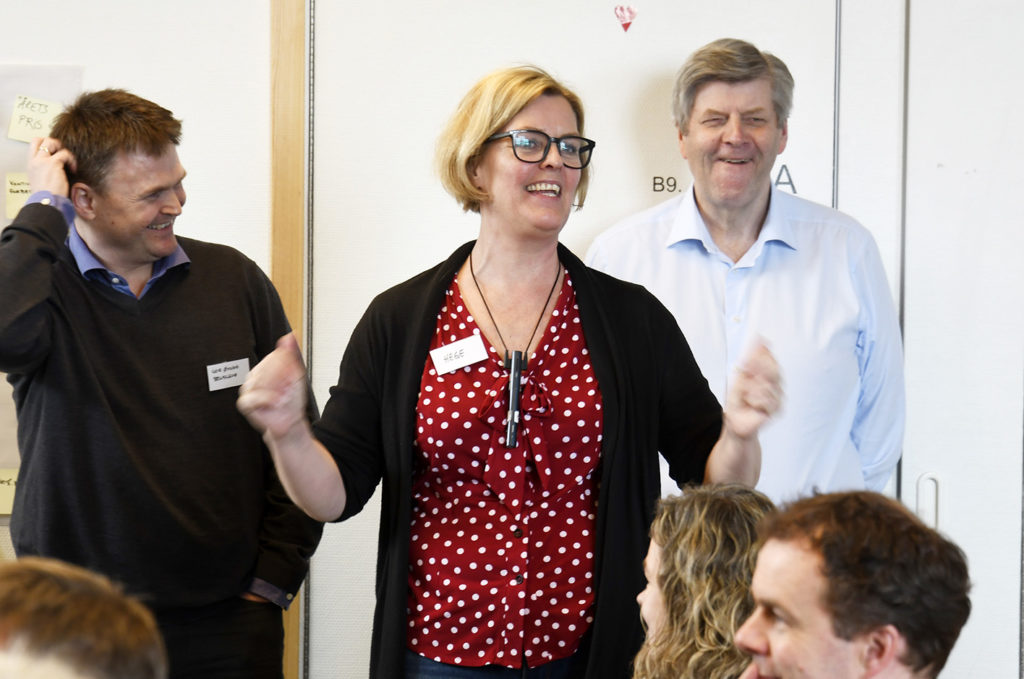 En gruppe mennesker som står i et rom