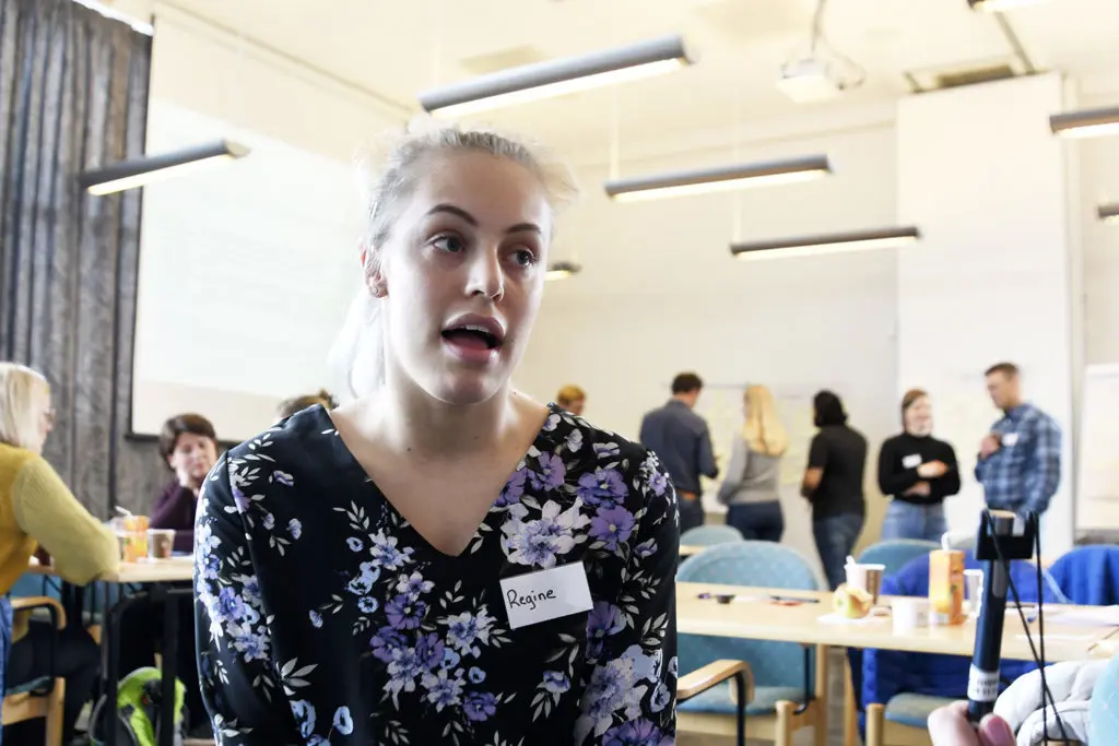En person med åpen munn