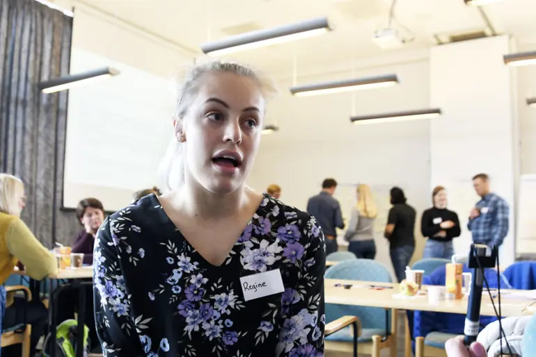 En person med åpen munn
