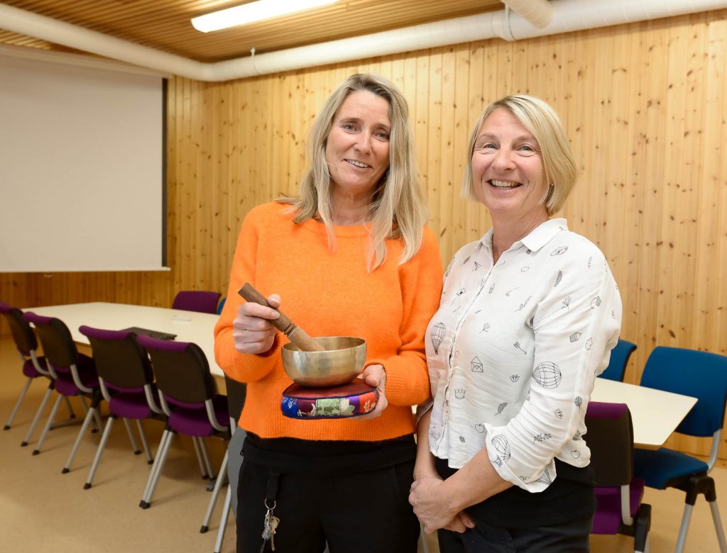 Et par kvinner som holder et trofé