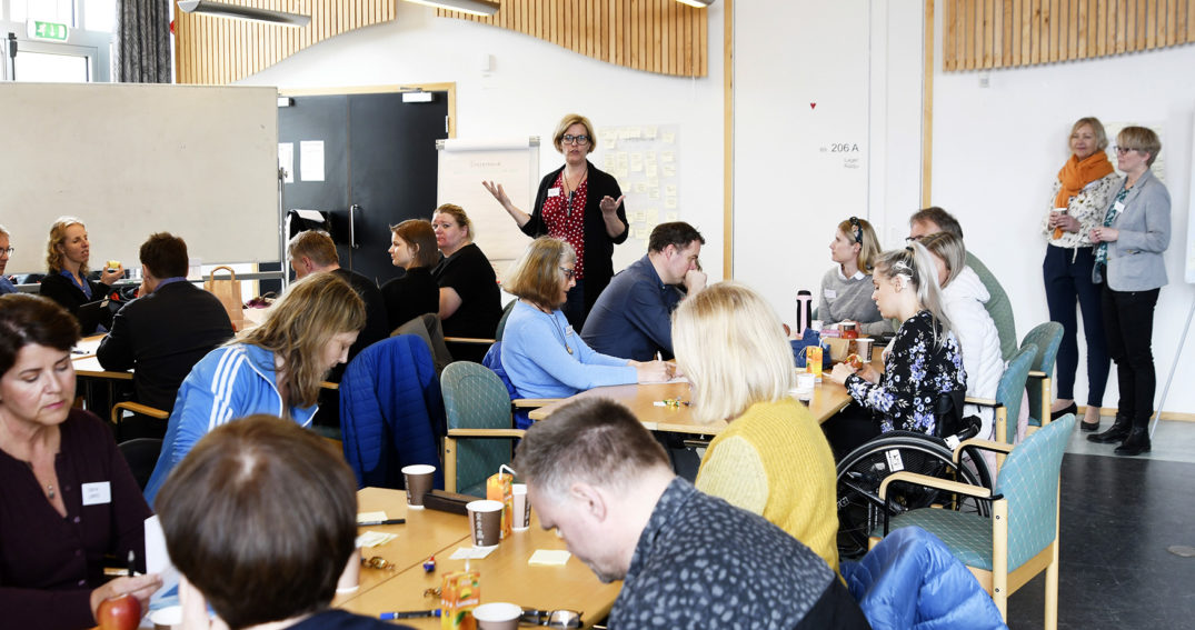 En gruppe mennesker i et møte