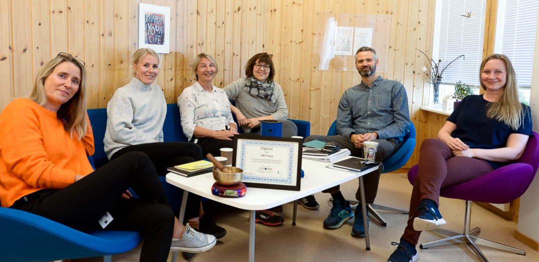 En gruppe mennesker som sitter rundt et bord