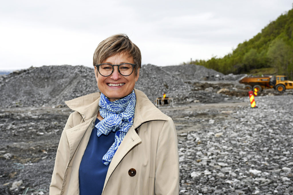 En mann som står på en steinete strand