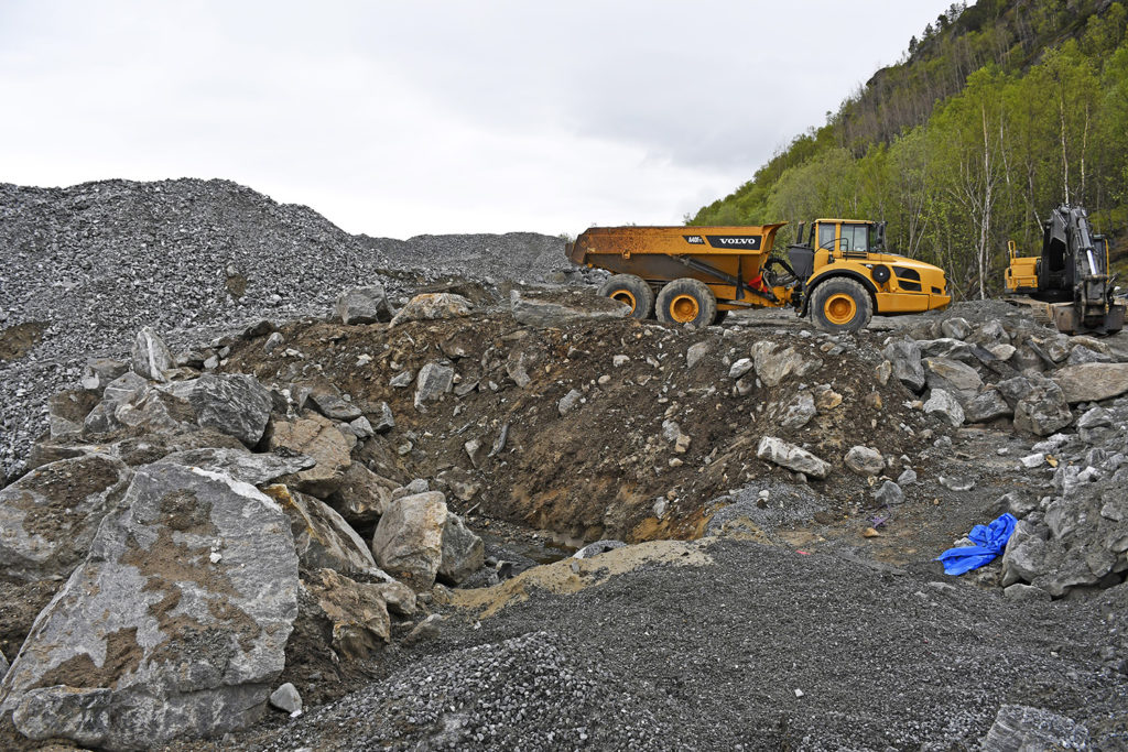 Et anleggskjøretøy på en steinete ås