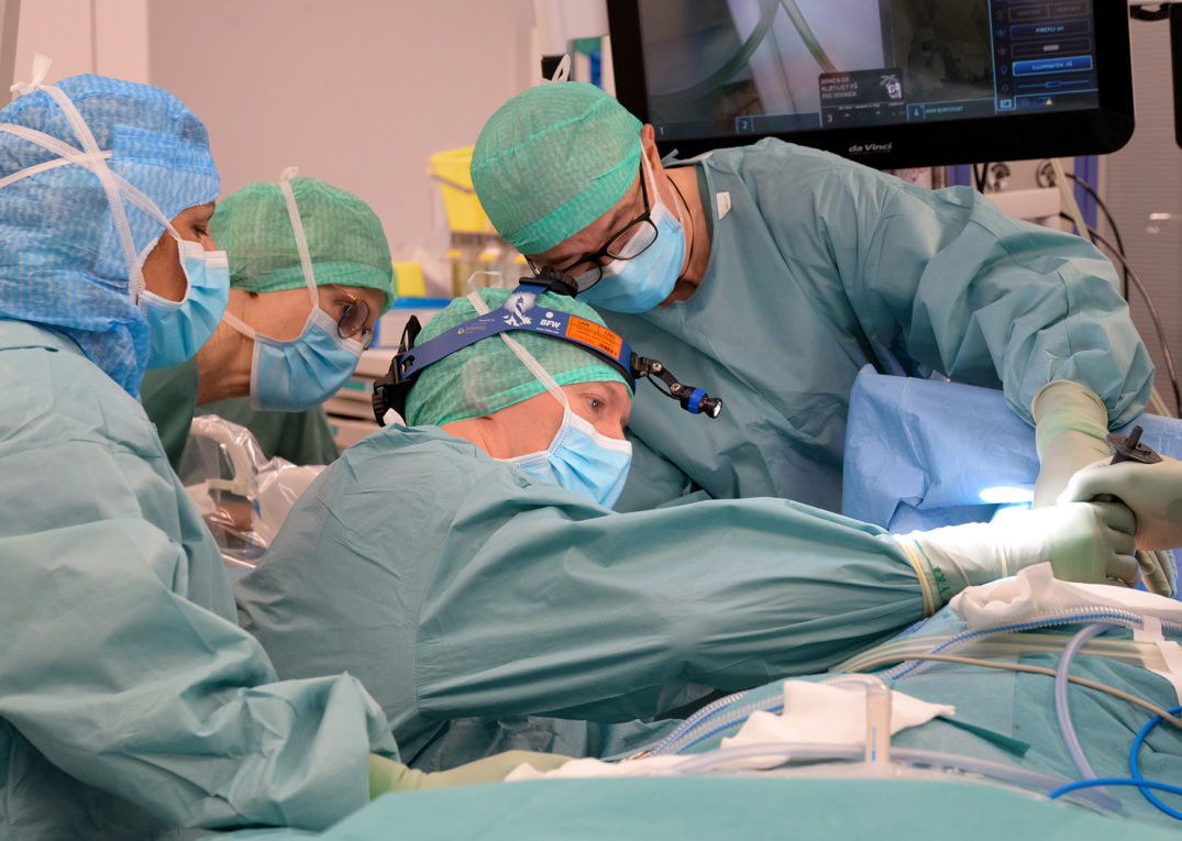 Leger som utfører en operasjon