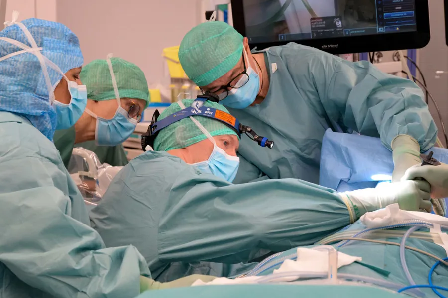 Leger som utfører en operasjon