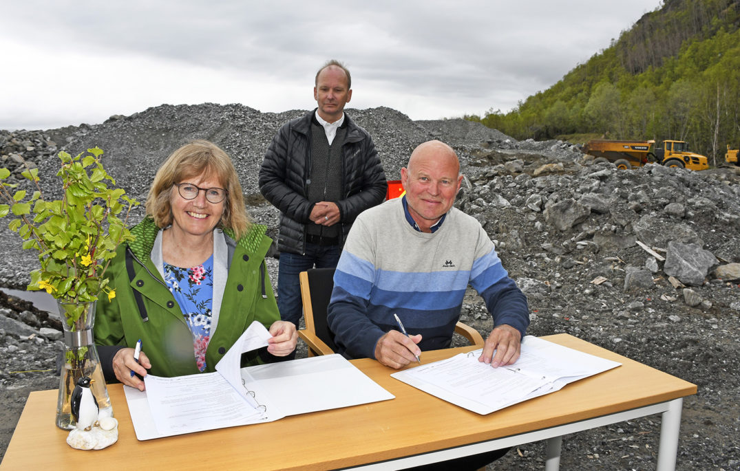 Noen få personer som sitter ved et bord