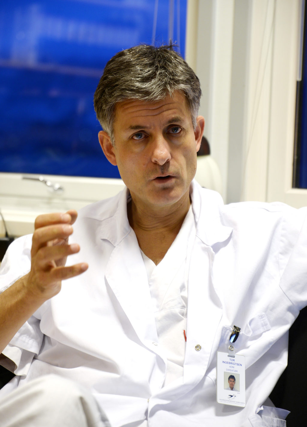 En mann iført hvit frakk