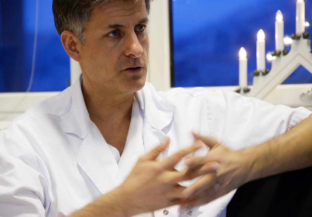 En mann med hendene sammen