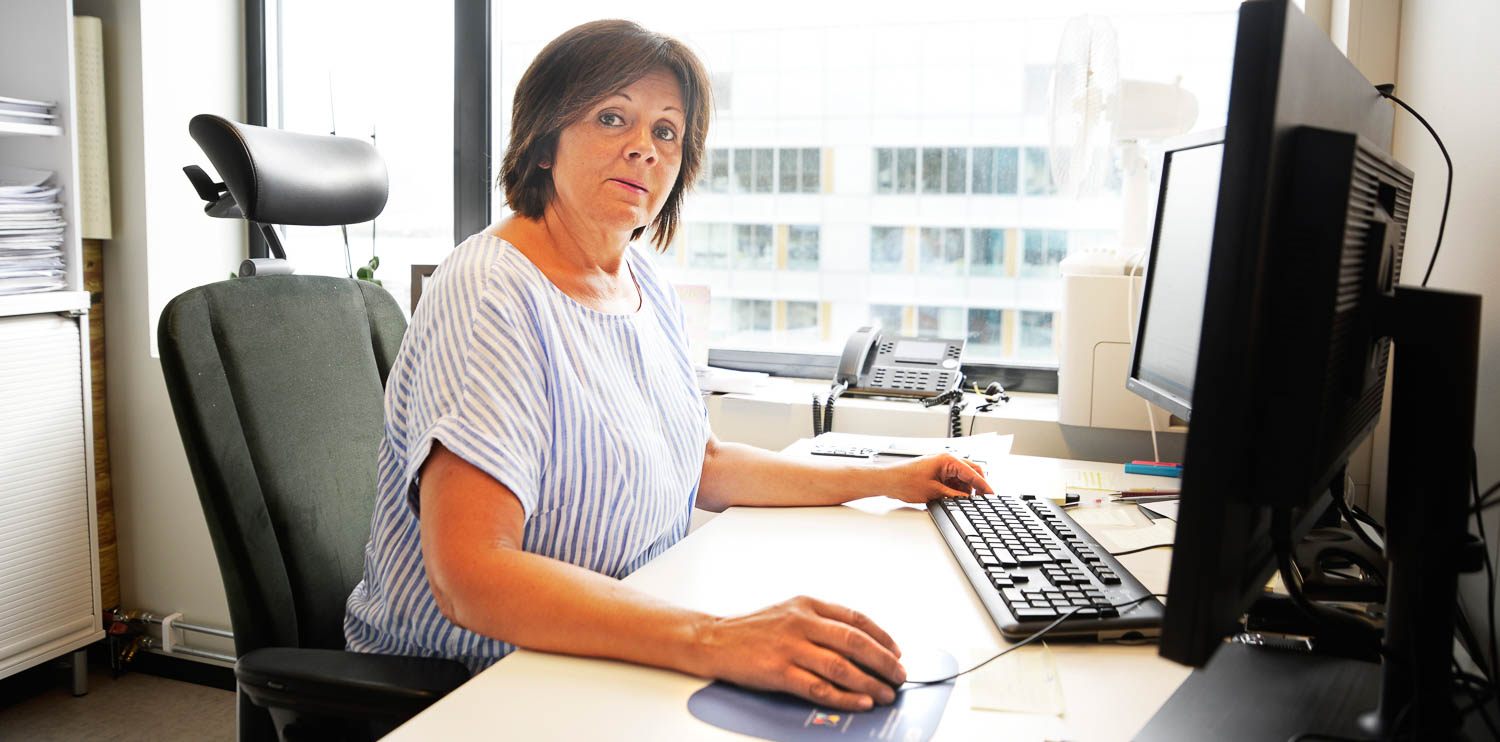 En person som sitter ved et skrivebord