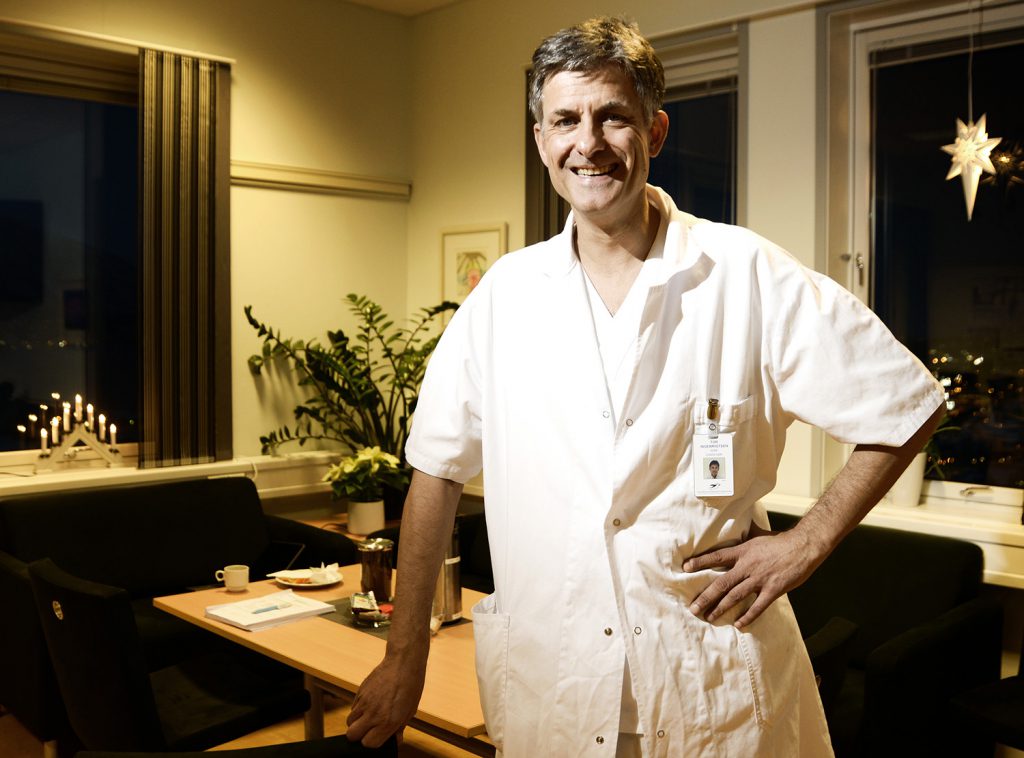 En mann iført hvit skjorte