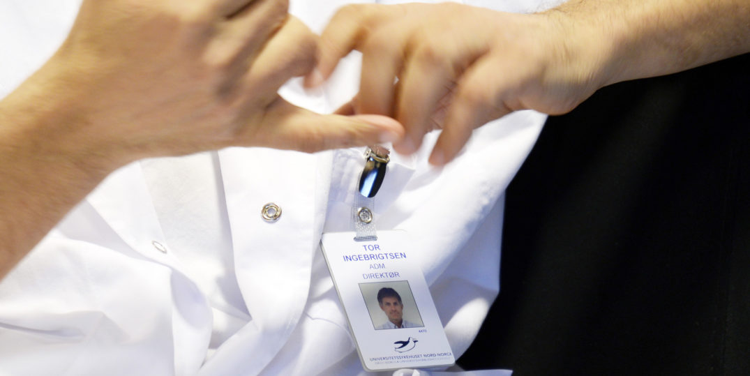 En person som holder en enhet