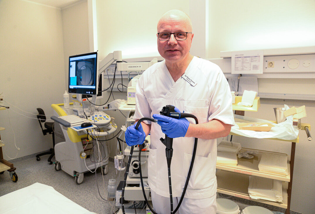 Seksjonsleder Kvamme med koloskopiutstyr