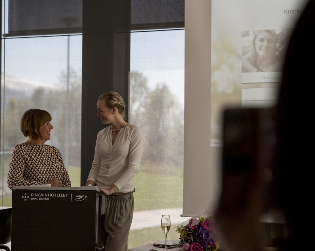 En kvinne som snakker med en mann