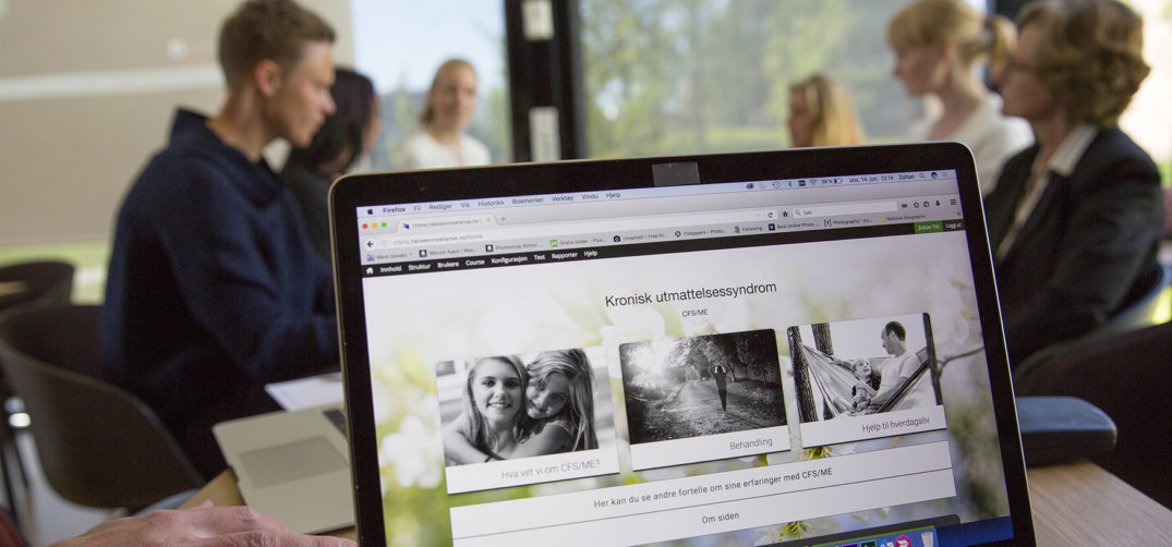 En person som holder en tavle