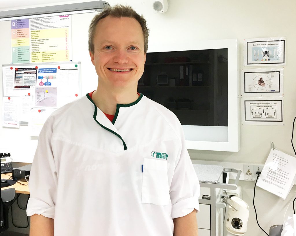 En mann iført hvit skjorte