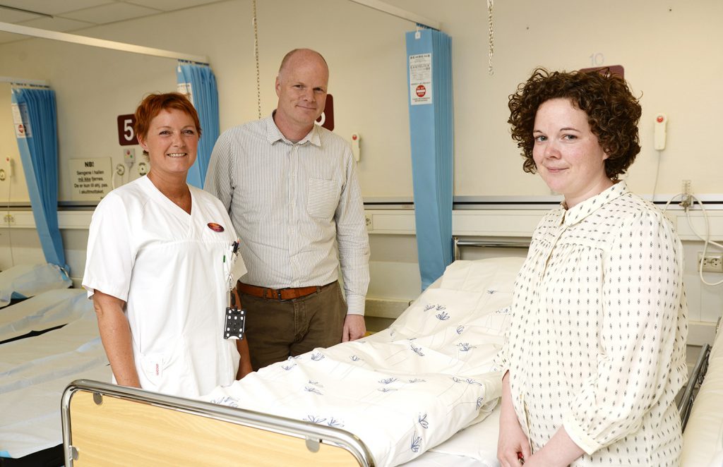 Noen få personer som står ved siden av en pasient