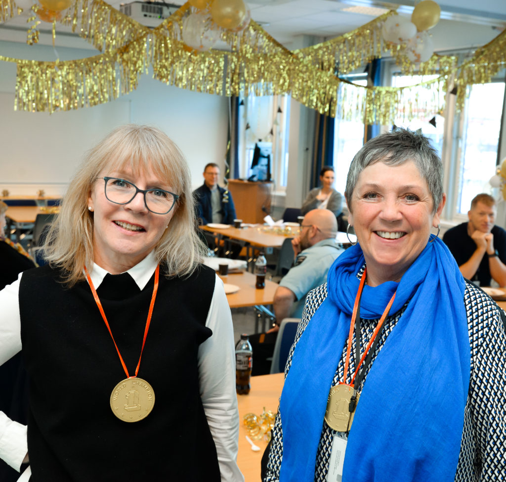 En mann og en kvinne som smiler