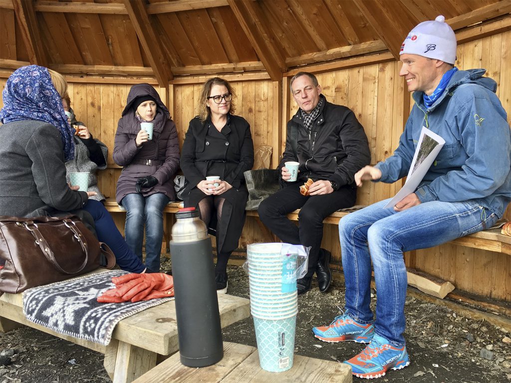 En gruppe mennesker som sitter på en benk