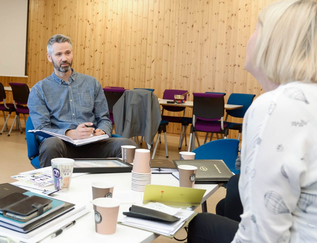 En mann og en kvinne som sitter ved et bord