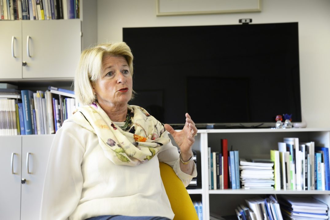 En kvinne i hvit frakk