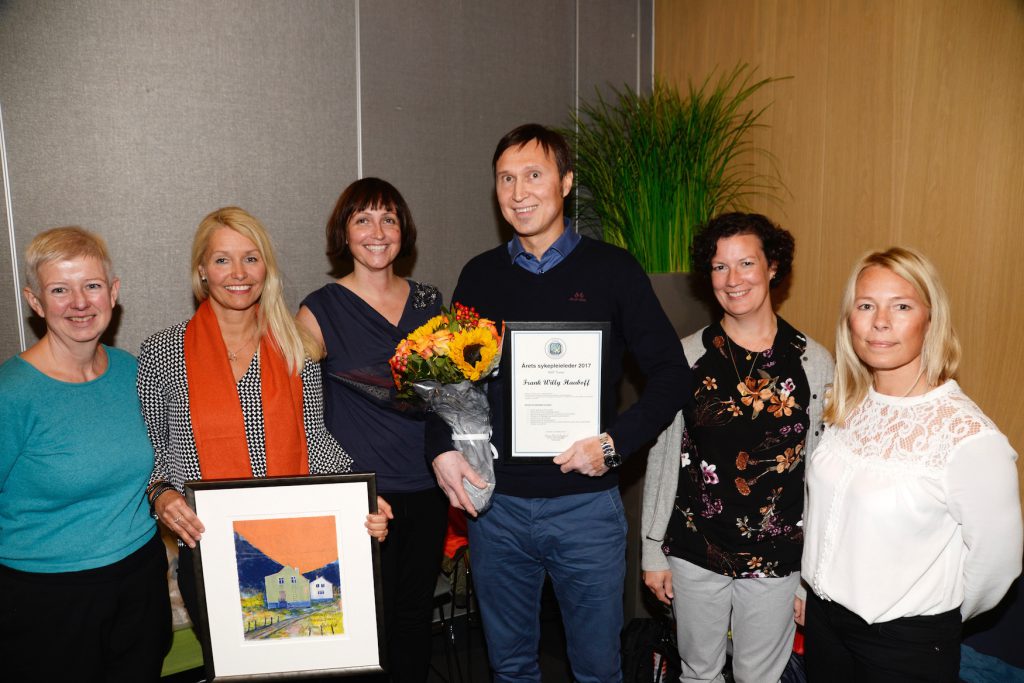 En gruppe mennesker som holder blomster