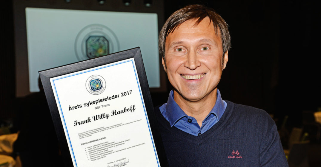 En mann som holder en plakett