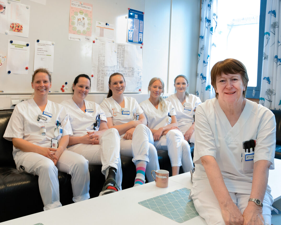 En gruppe kvinner i hvite skjorter