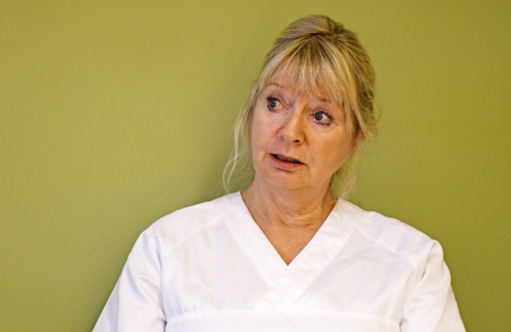 En person med blondt hår