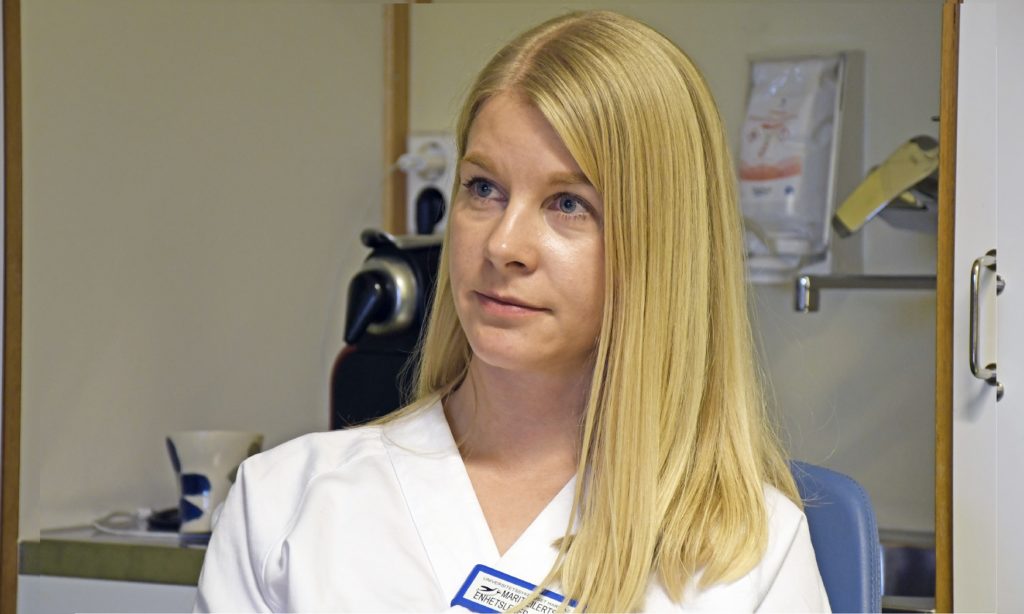 En kvinne som sitter i en stol