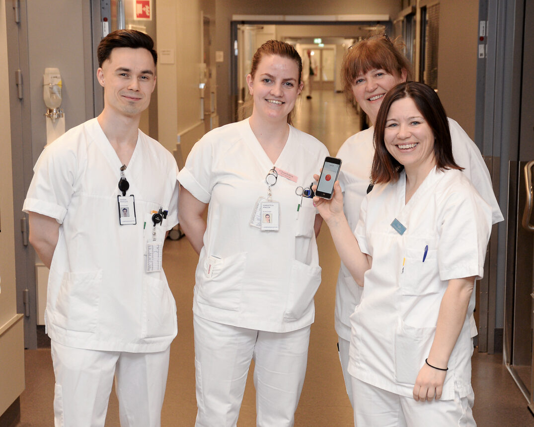 En gruppe mennesker iført hvite laboratoriefrakker og merke