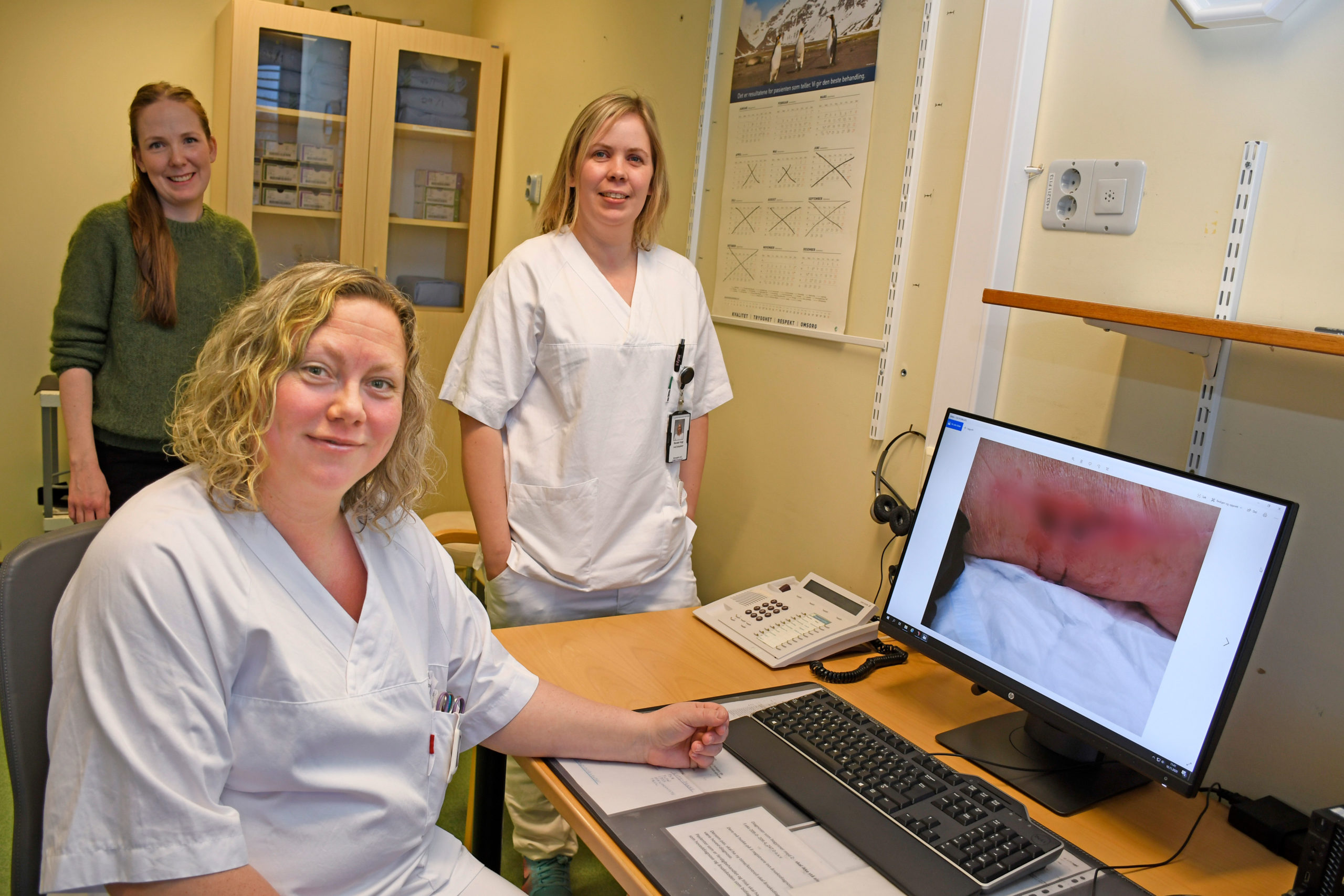 Noen få kvinner i et rom