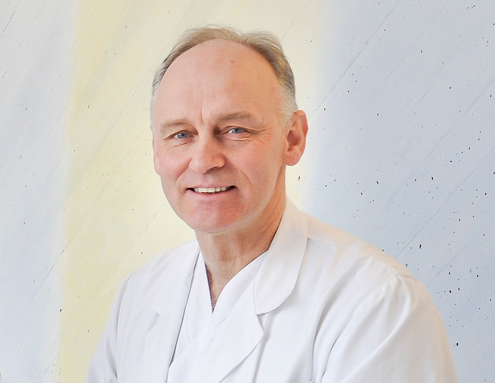 En mann i hvit skjorte