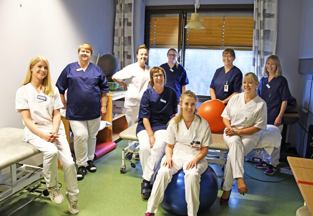 En gruppe mennesker som poserer for et bilde