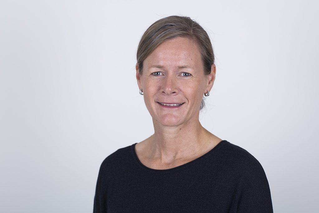 En person som smiler til kameraet