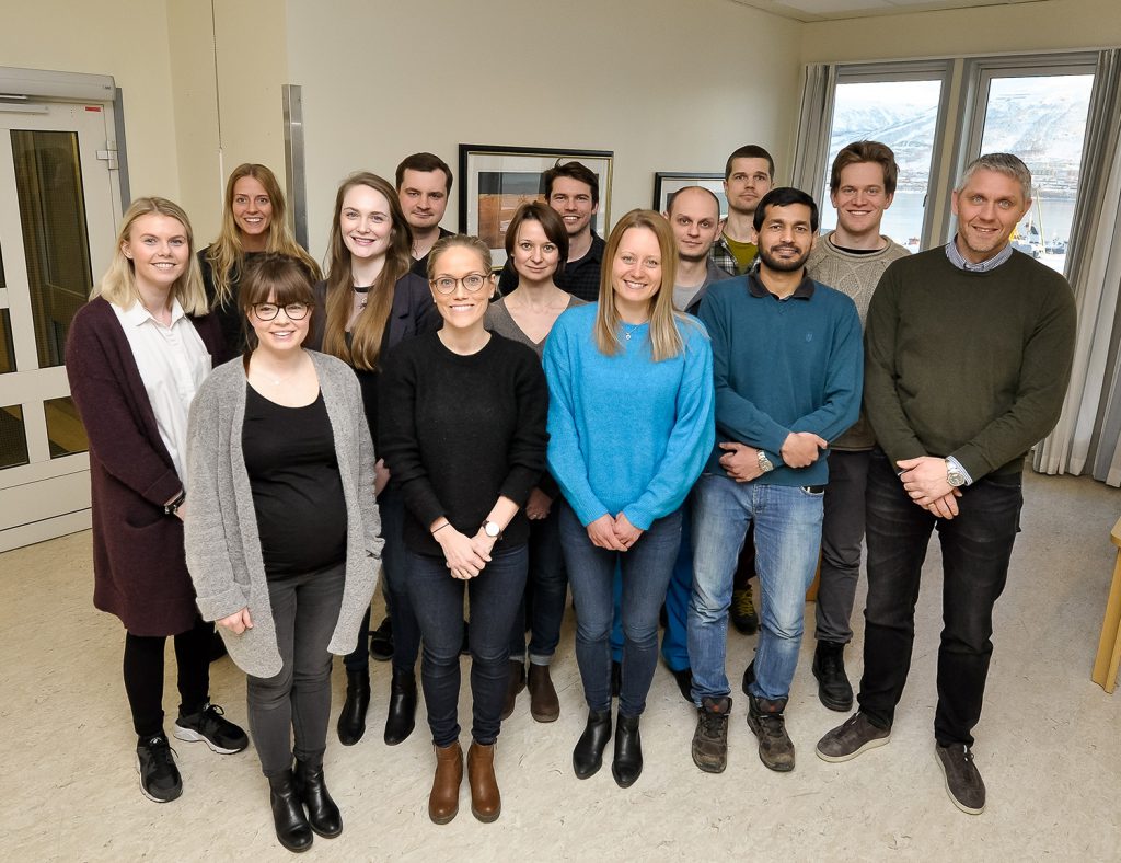 En gruppe mennesker som poserer for et bilde