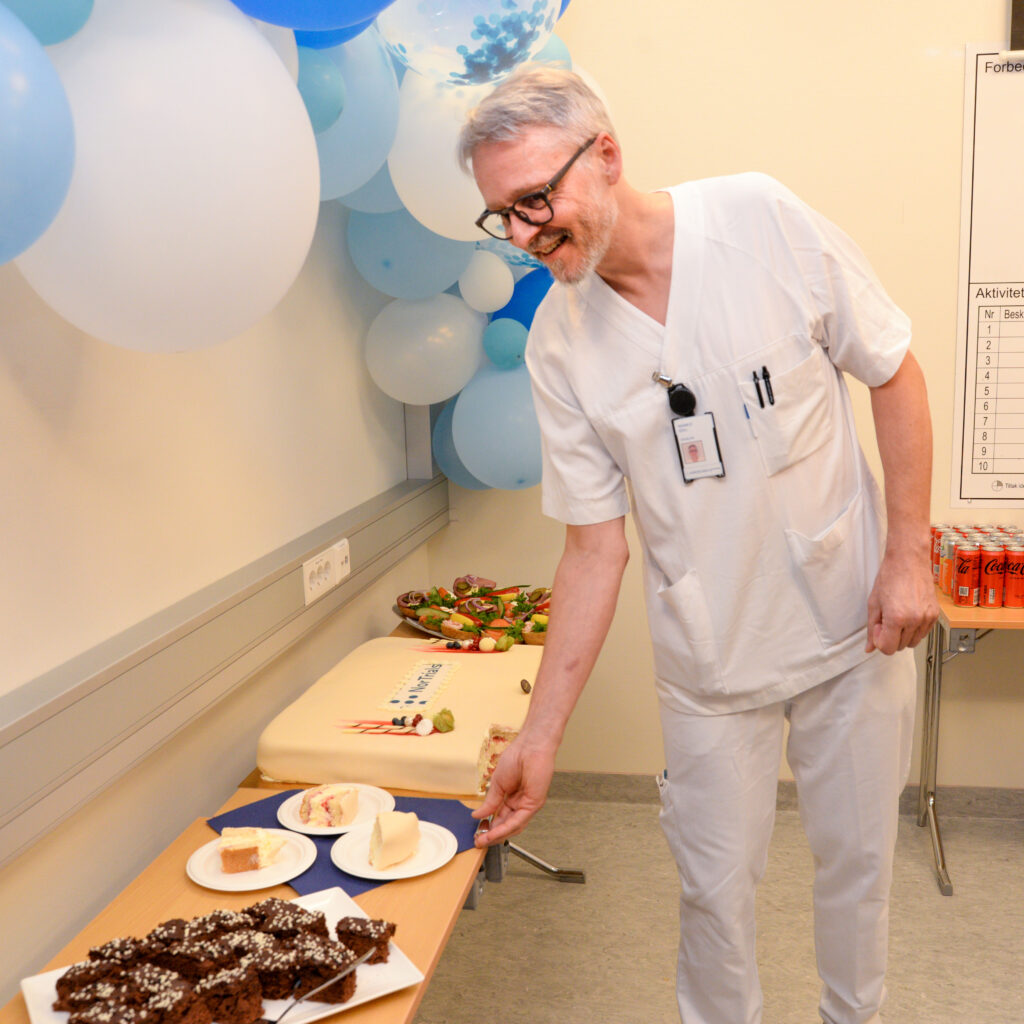 Rasmus Goll skjærer kake