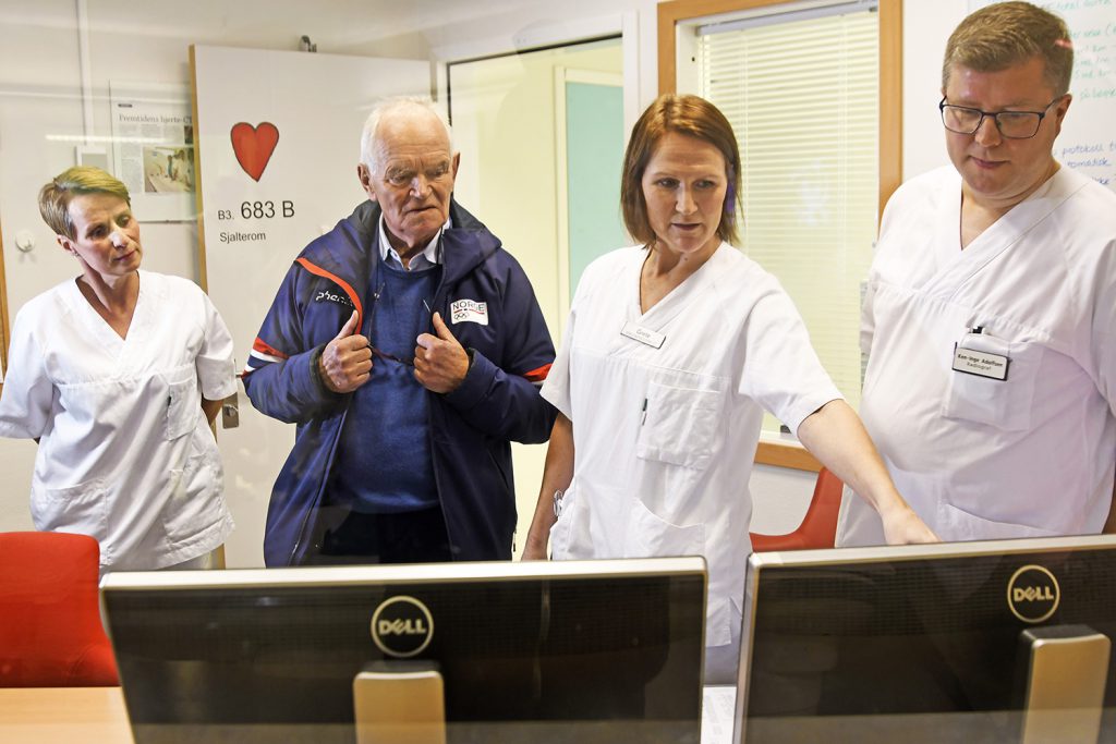 En gruppe mennesker i hvite skjorter