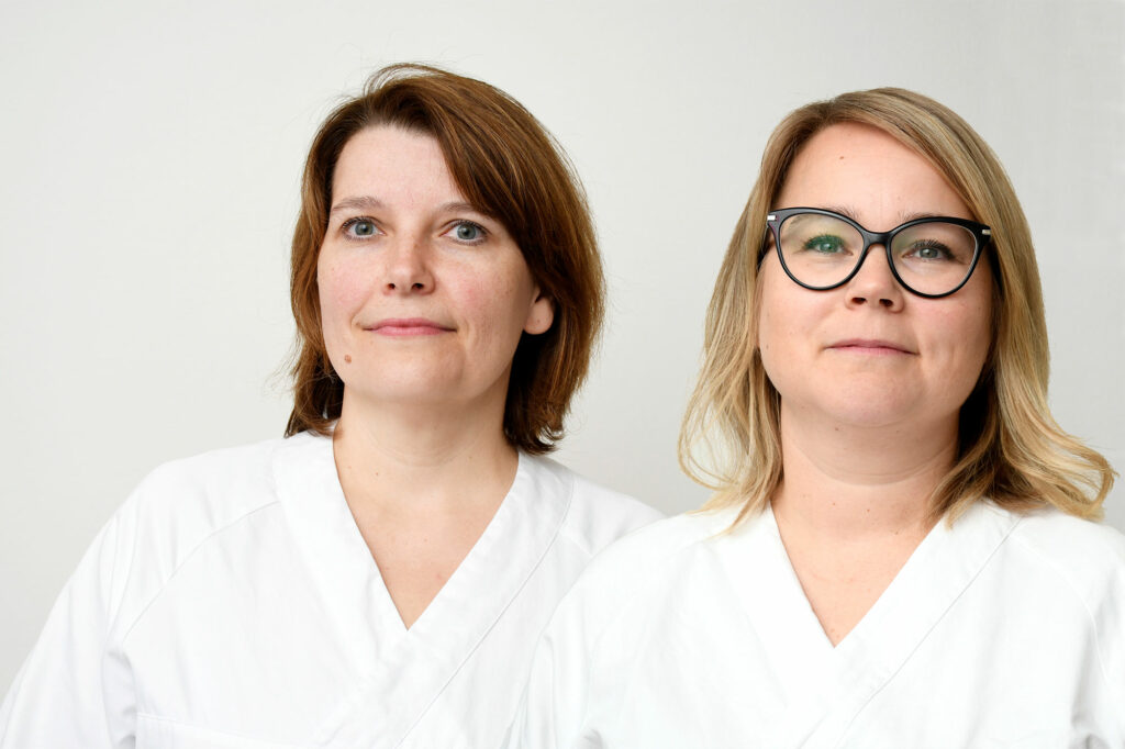 Et par kvinner med briller