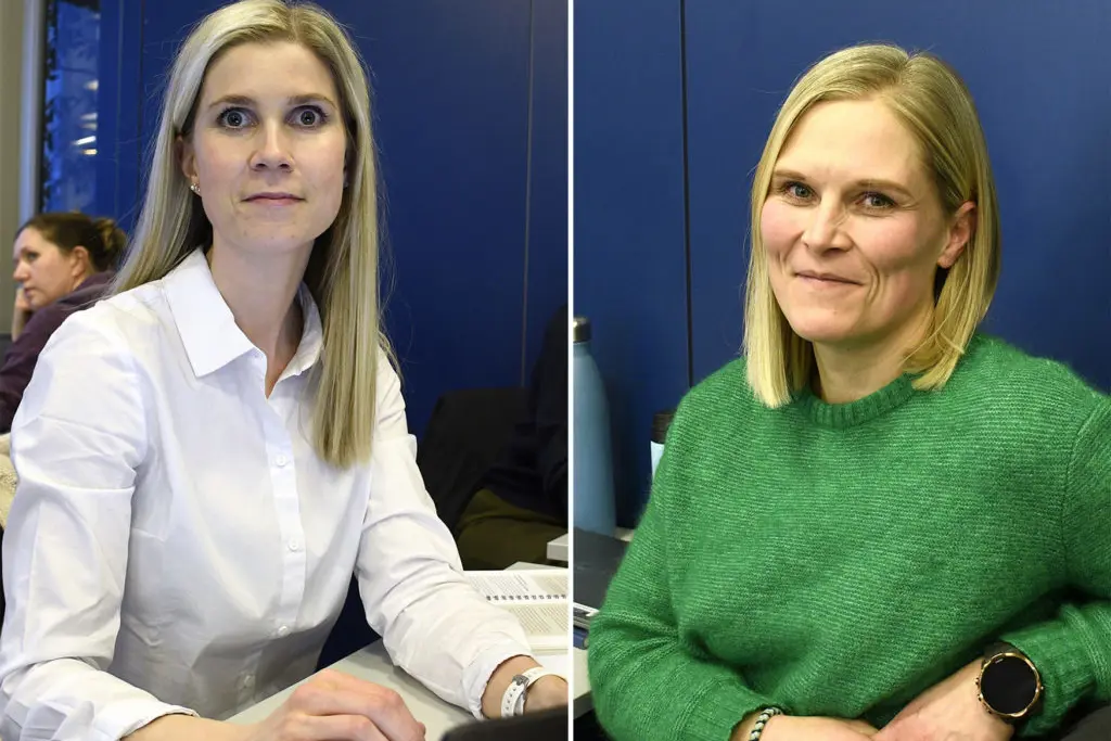 Et par kvinner som sitter ved siden av hverandre og ser inn i kameraet