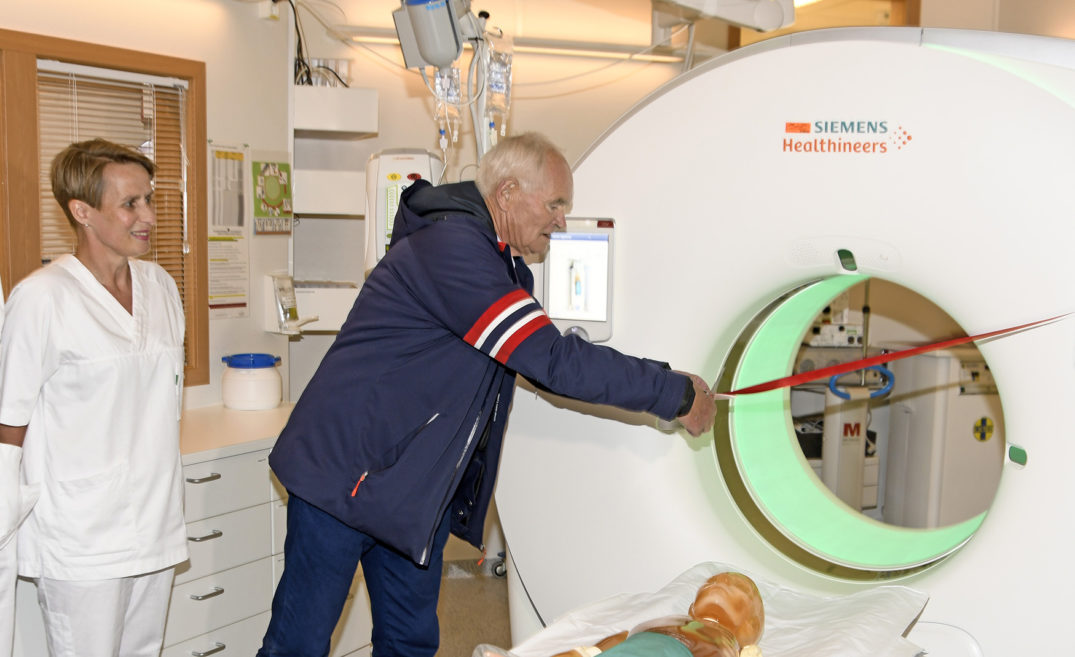 En mann og en kvinne på et sykehusrom