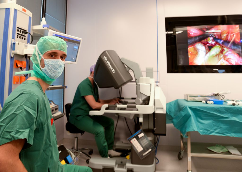 Et par kirurger i et rom